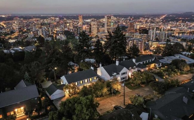 Stunning Luxurious Home with City Views! - Stunning Luxurious Home with City Views!