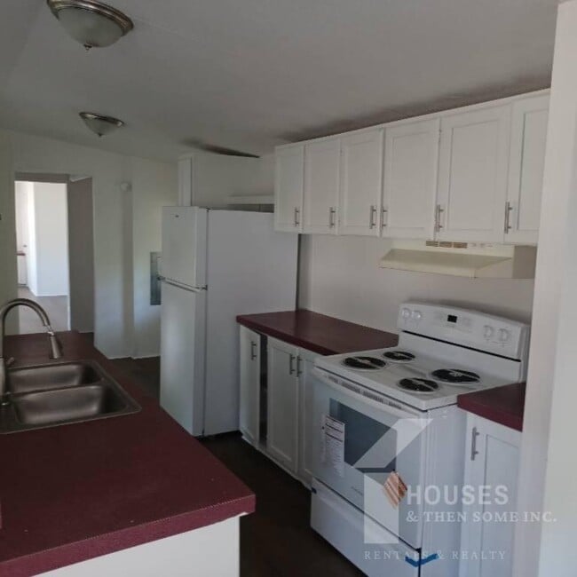 Photo - 210 Douglas St