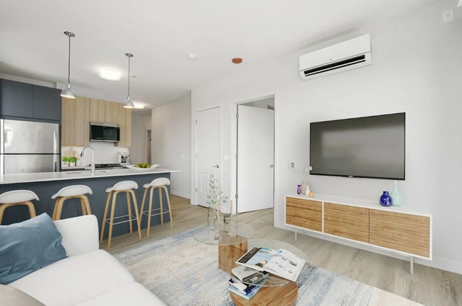 Building Photo - 300 N Ashland Ave Unit 2