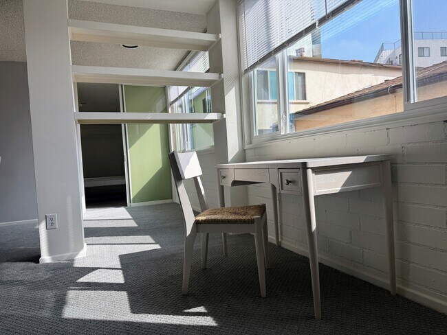 Photo - 540 Kelton Ave Unidad 204