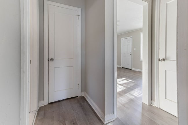 Photo - 704 Saunders St