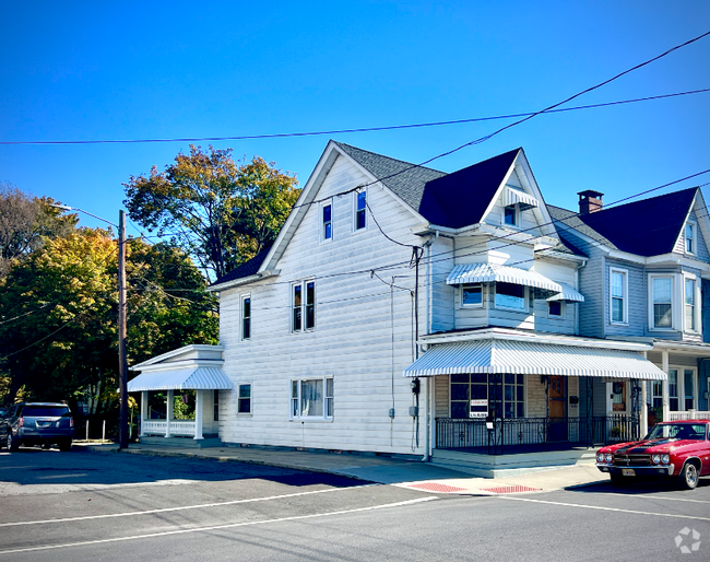 Building Photo - 149 Pine St Rental