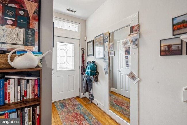 Building Photo - 1373 Quincy St NW