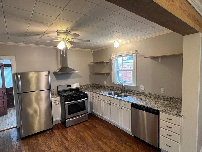 Building Photo - Downtown Home - with Appliances (including Dishwasher)