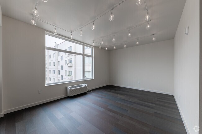 1BR, 1BA - 592 SF - Ferry Street Manor