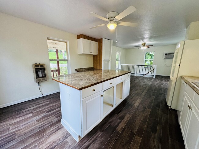 Photo - 203 Esther St