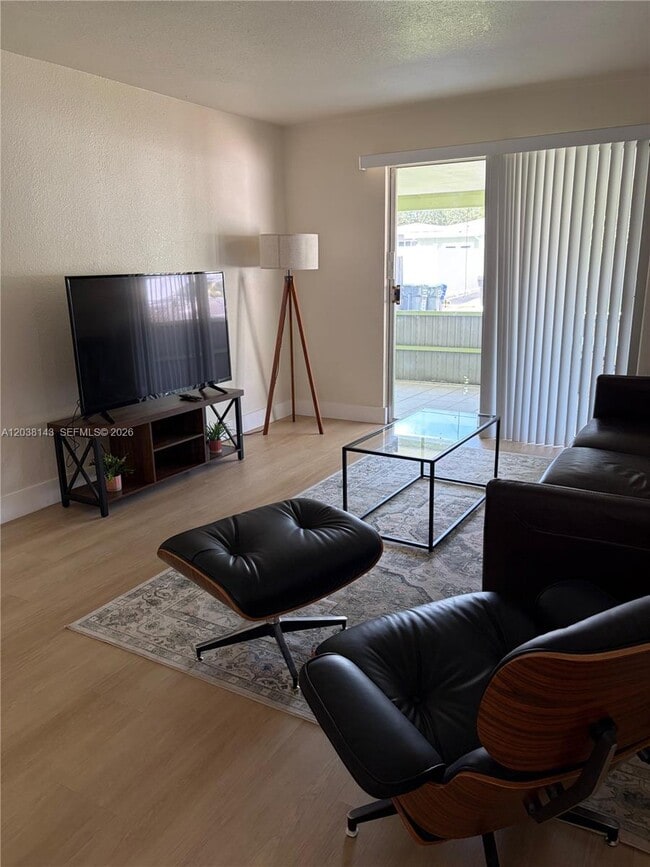 Photo - 1635 Dewey St Unidad B