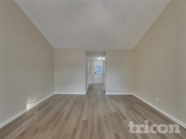 Photo - 121 Willowleaf Ln