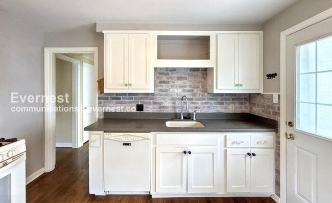 Photo - 887 W 10th Ave