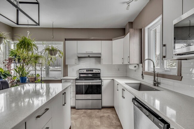 Photo - 2391 Boul Laurier Unit In front of Ulaval