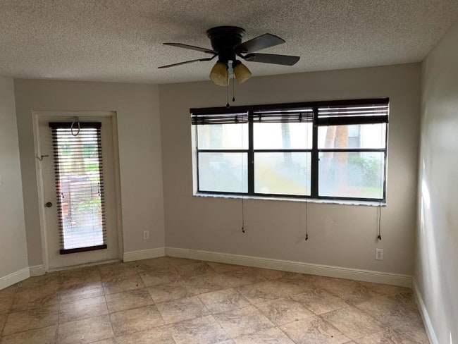 Photo - 550 S Park Rd Unit 8-13