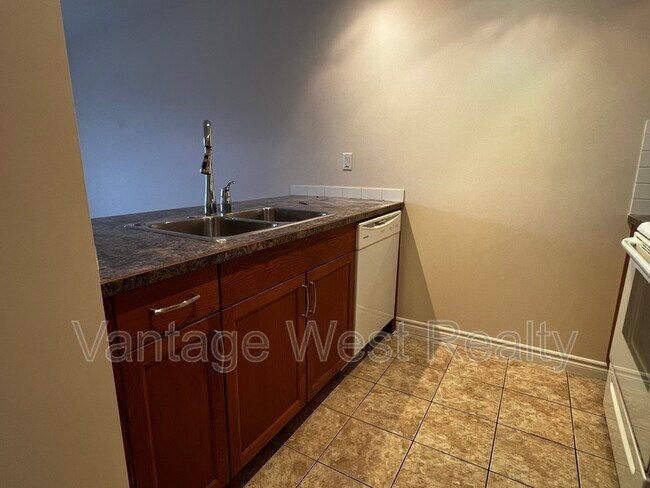 Photo - 598-598 Sutherland Ave