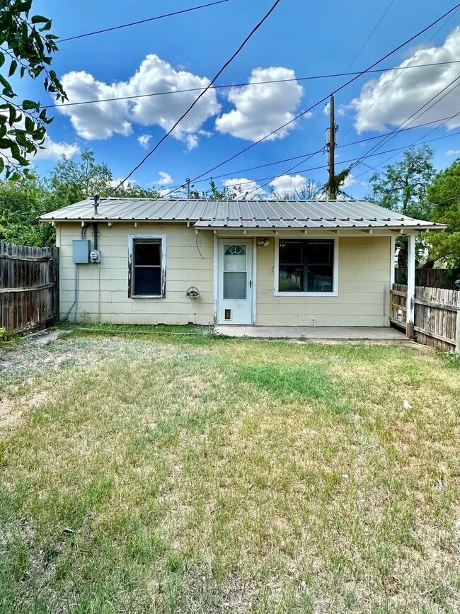 Building Photo - NOW AVAILABLE - Updated Studio Apartment w...