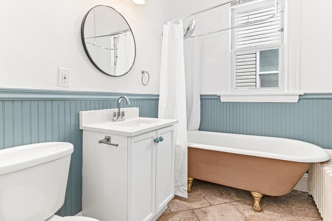 Bathroom with clawfoot tub - 47 Lowry Ave NE Unit 1