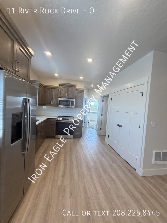 11 River Rock Dr