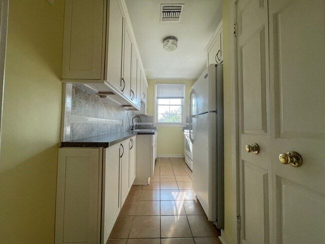 Photo - St Charles Ave 1BR with OFF STREET parking... Unit 303