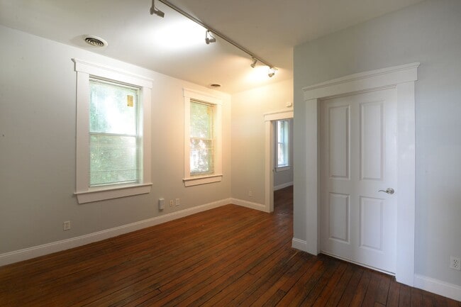 Building Photo - 2406 S 13th St Unit 2406-2R South 13th Rental