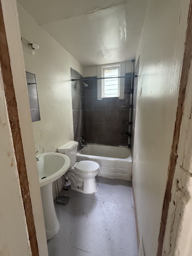 Photo - 1 Bedroom, 1 Bath Lower-Front Unit Unit 1 Lower