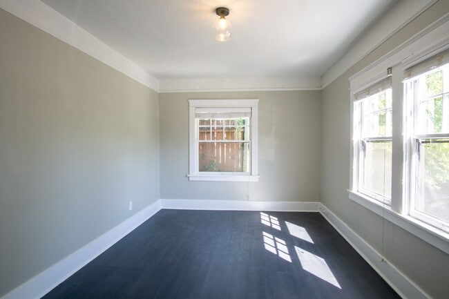 Building Photo - Studio w/Vintage Touches, Modern Upgrades + FREE LAUNDRY! Unit 03