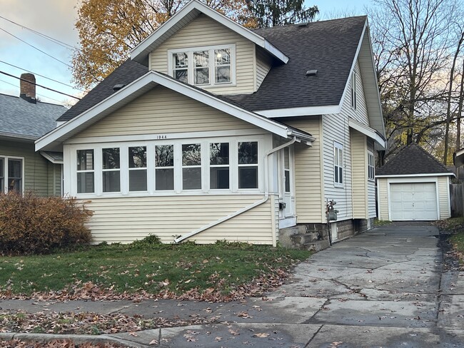 Photo - 1944 Oakwood Ave NE House