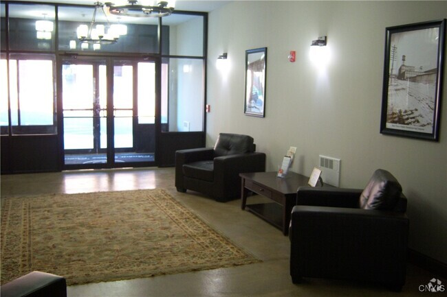 Building Photo - 721 N Clinton St Rental
