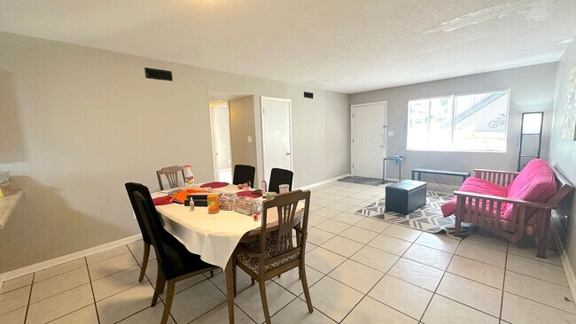 Photo - WALKABLE 2/1 TWN w/ & Washer/Dryer! Close ...