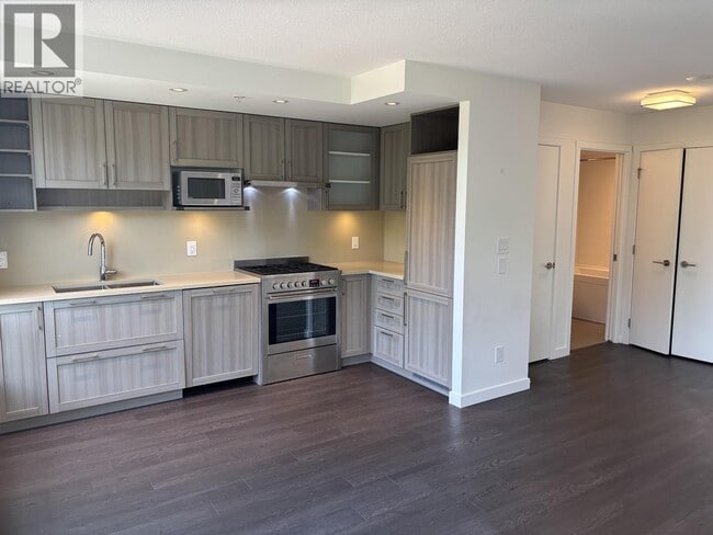 5470 Ormidale St Unit 606
