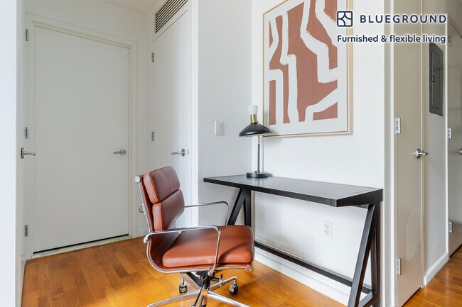 Photo - 635 W 42nd St Unidad FL11-ID2064