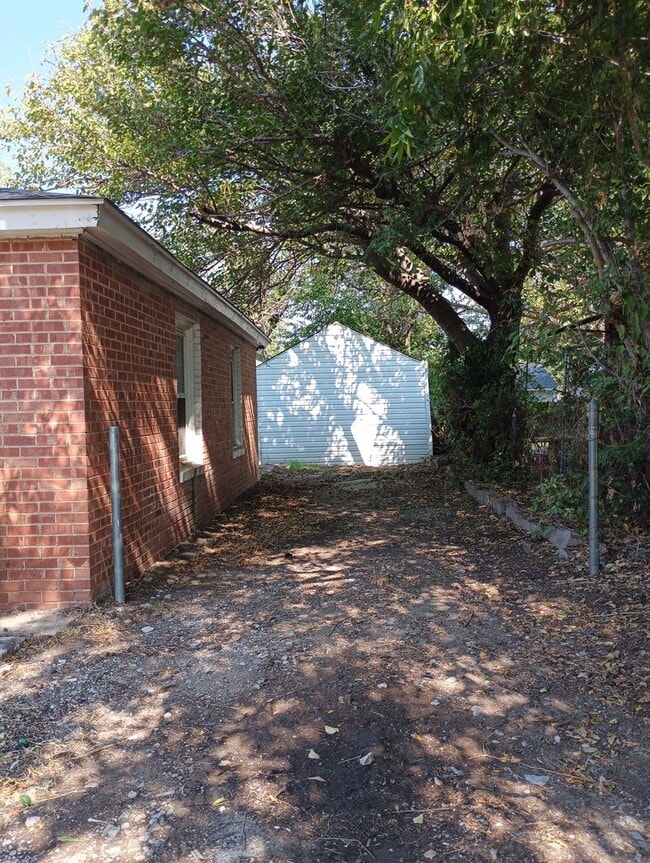 Photo - Close to shopping Centers!