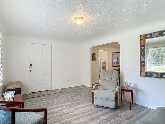 Photo - 137 S Franklin St