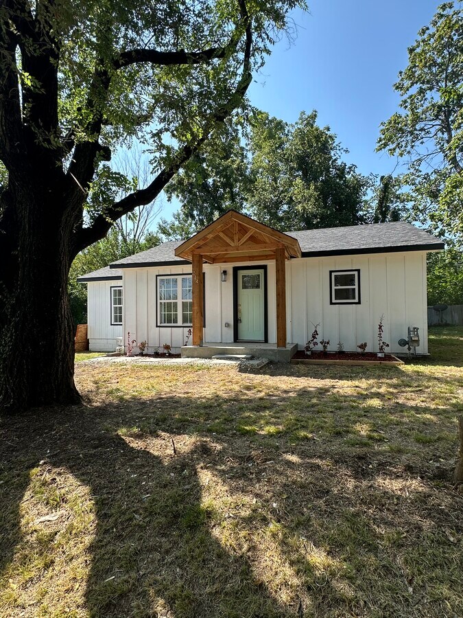 Photo - 214 E Pine St