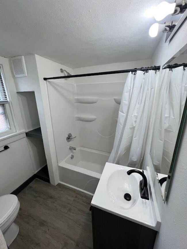 Photo - 111 N Polk St Unidad #3