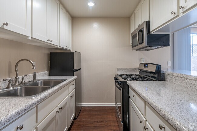 1BR, 1BA - 576SF