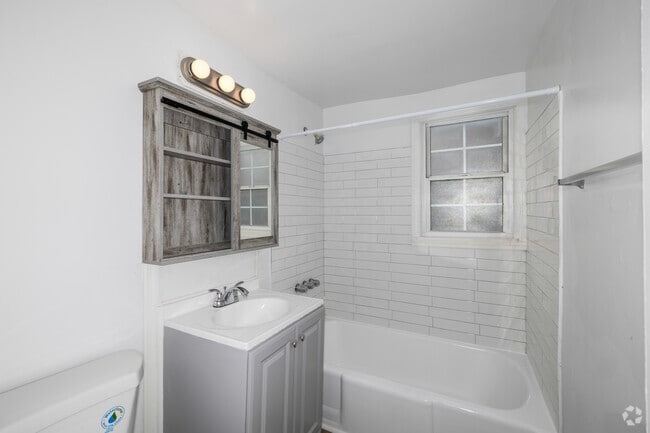 2BR, 1BA - 629SF - Bathroom