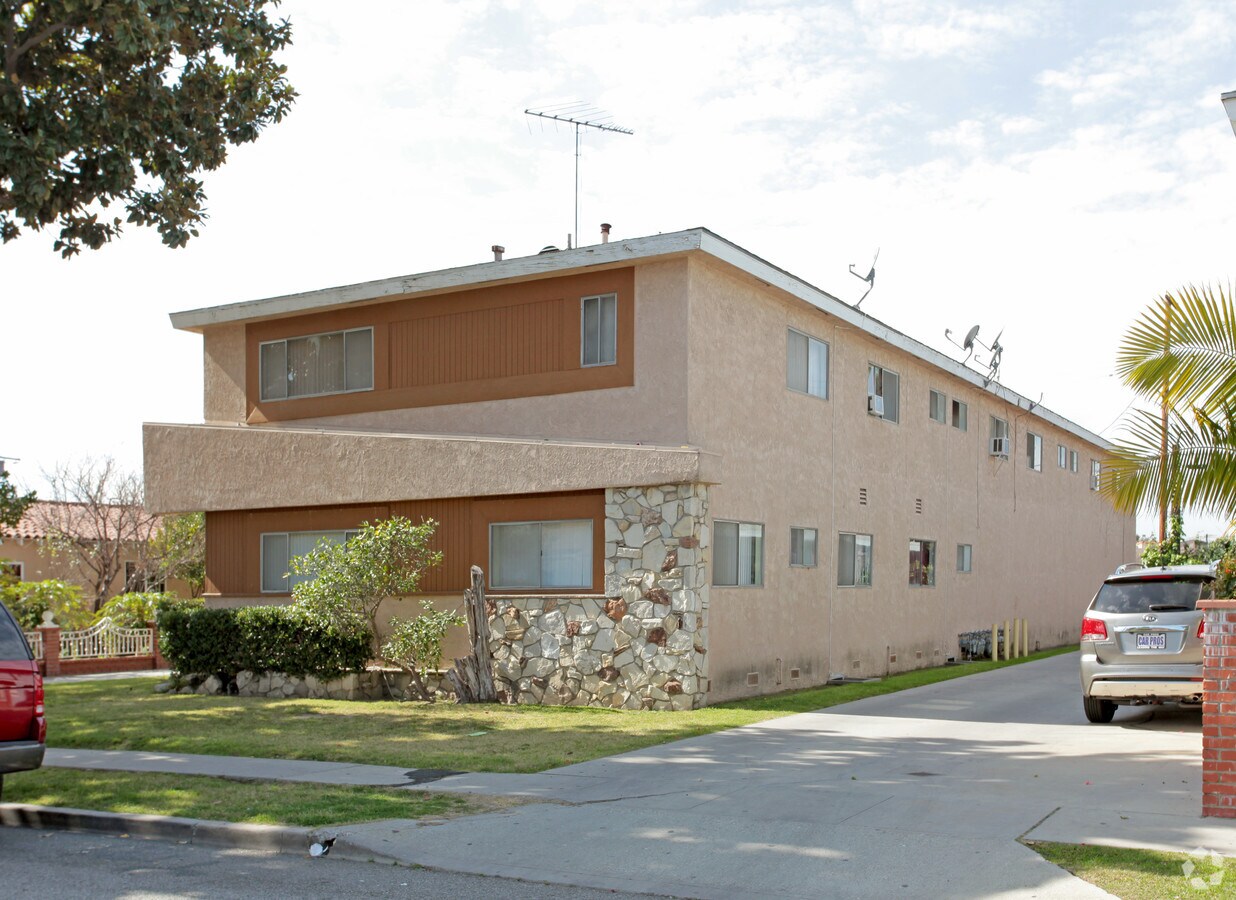 Primary Photo - 8139 Cypress Ave Apartments