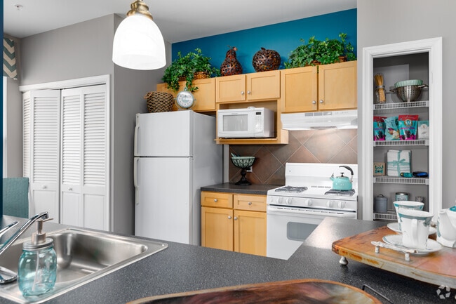 2BR, 2BA - 925SF