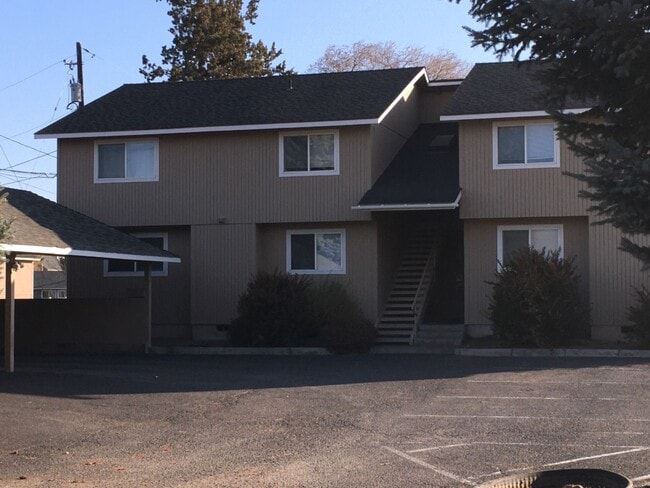 Building Photo - 2310 SW 23rd St Unit Geurts #3 445