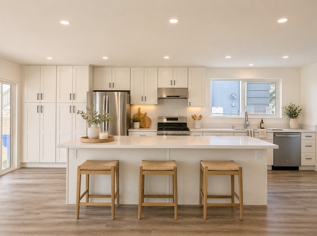 Building Photo - Newly Remodeled Interior 3BD! Enclosed Backyard! AC! Washer and Dryer!