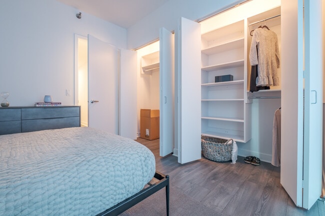 Photo - 251 W Hubbard St