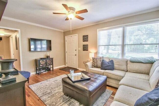 Photo - In Town Location On This Charming Cottage