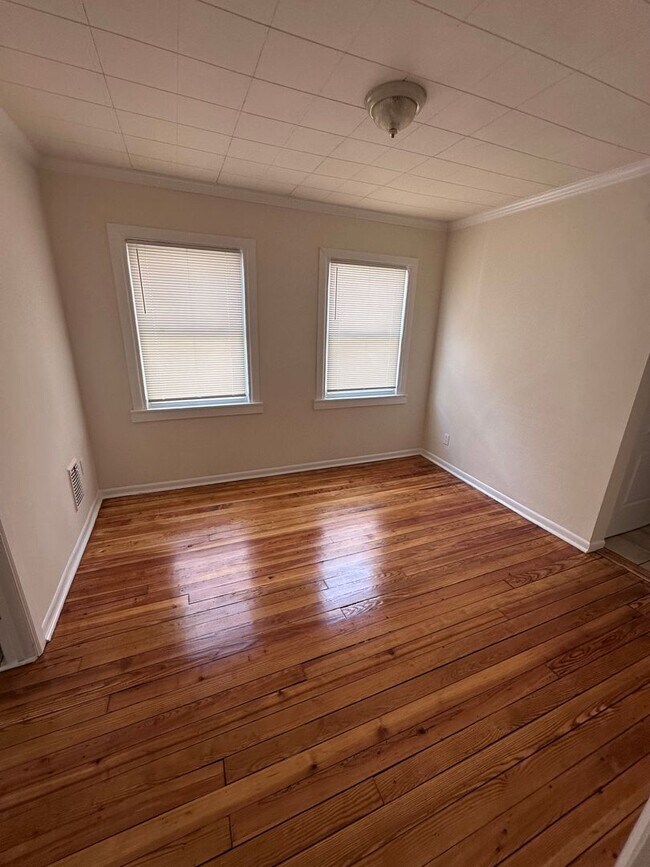 Photo - Bond St. 332-334 Unit 334 2nd fl left