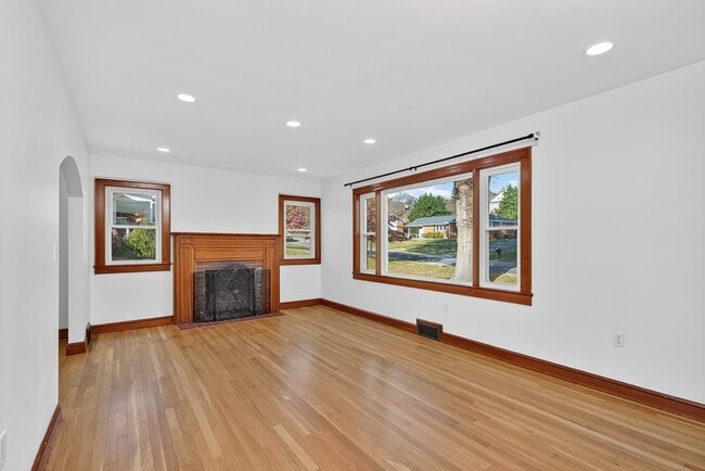 Photo - 250 Gillespie Dr NE