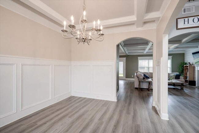 Photo - 707 Navan Ln