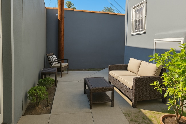 STAGED Image of outside living - 4219 Creed Ave Apartamentos Unidad Lower Level