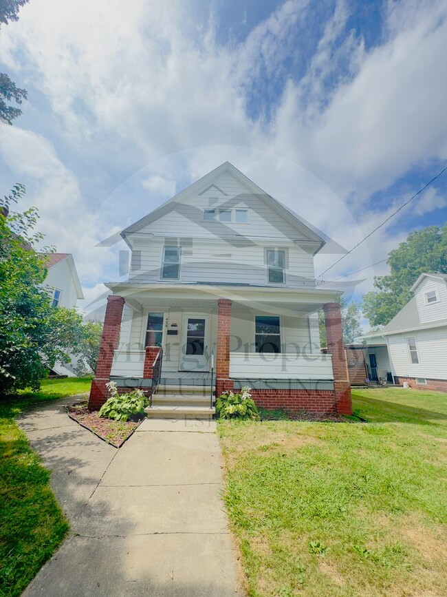 Building Photo - Crestline Home Available Now