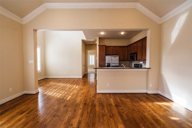 Photo - 2733 Sherwin St