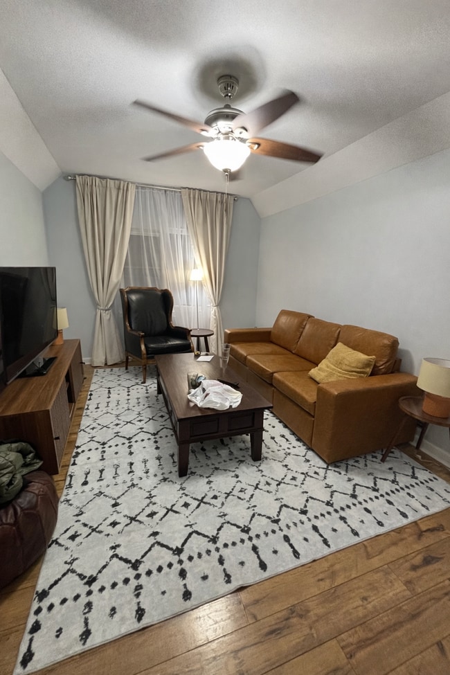 Building Photo - 2475 E Maple Rd Unit Furnished Penthouse