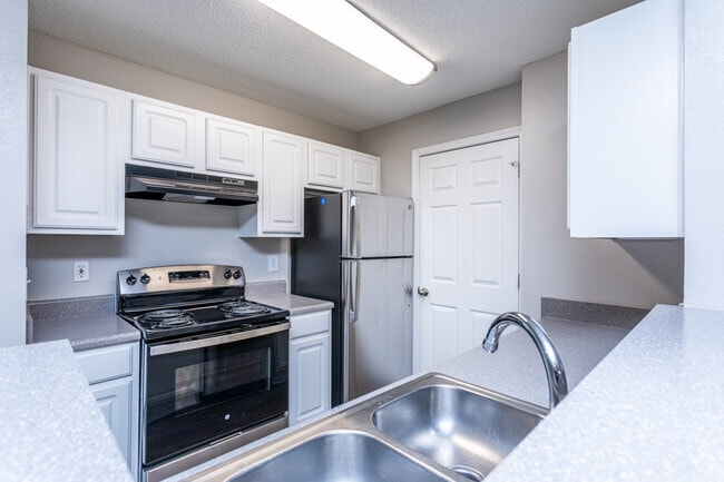 2BR, 2BA - 1,072 SF - Leaf Stone Apartments