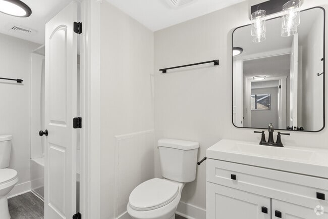 2BR, 1.5BA - 875SF - Bathroom