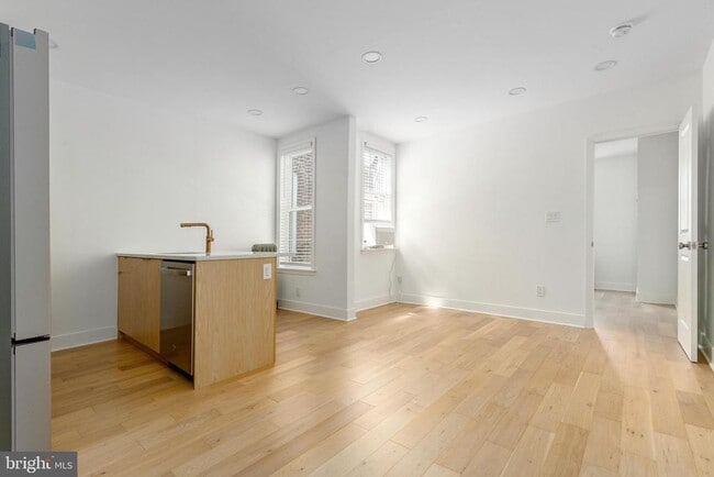 Photo - 5461 W Berks St